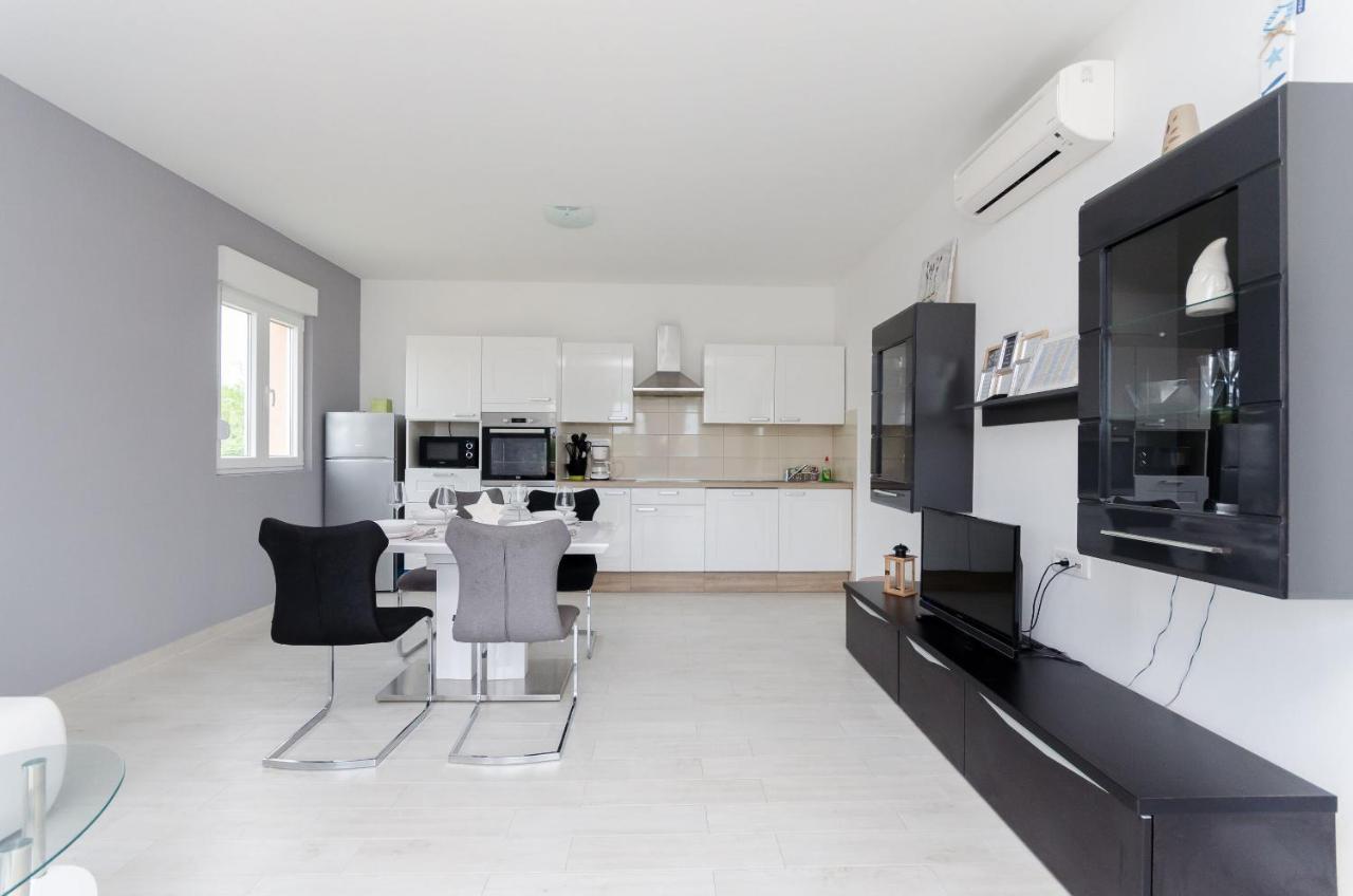 לופאר Apartments And Room Ljubica מראה חיצוני תמונה