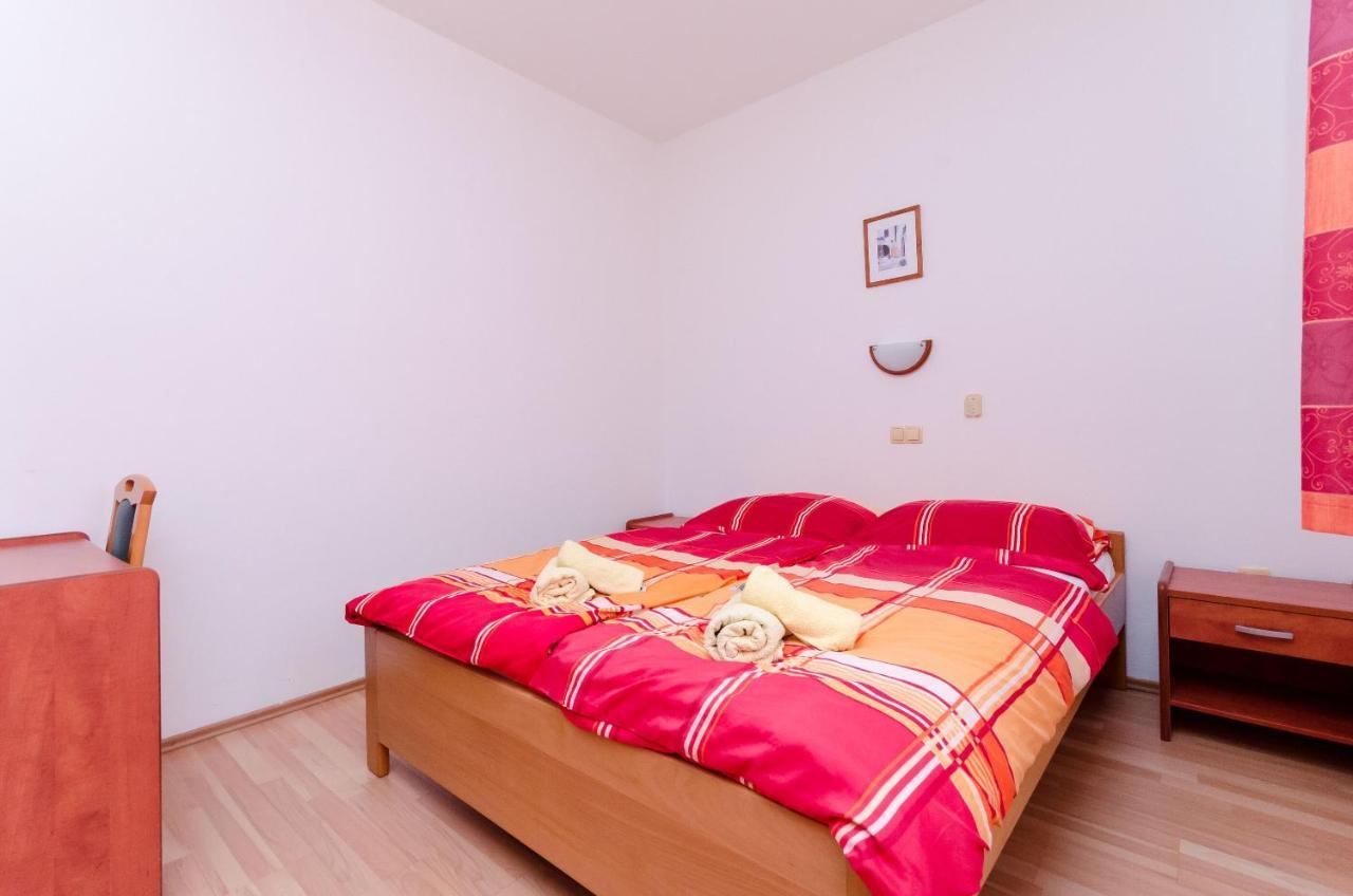 לופאר Apartments And Room Ljubica מראה חיצוני תמונה