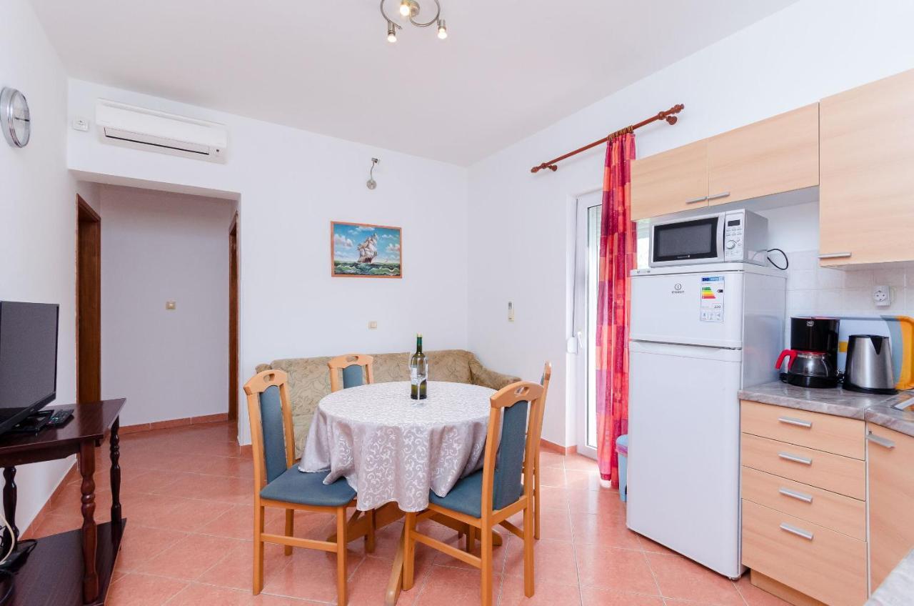 לופאר Apartments And Room Ljubica מראה חיצוני תמונה