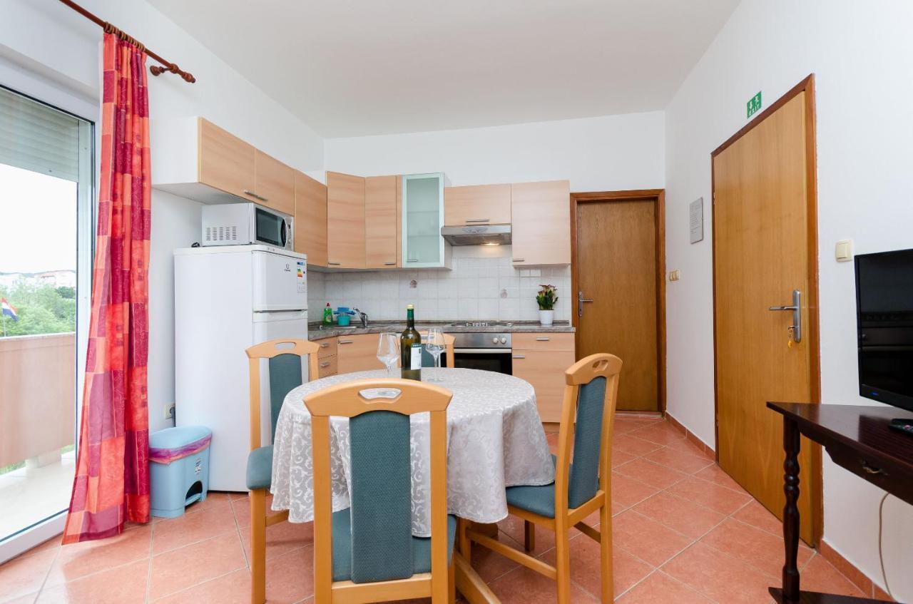 לופאר Apartments And Room Ljubica מראה חיצוני תמונה