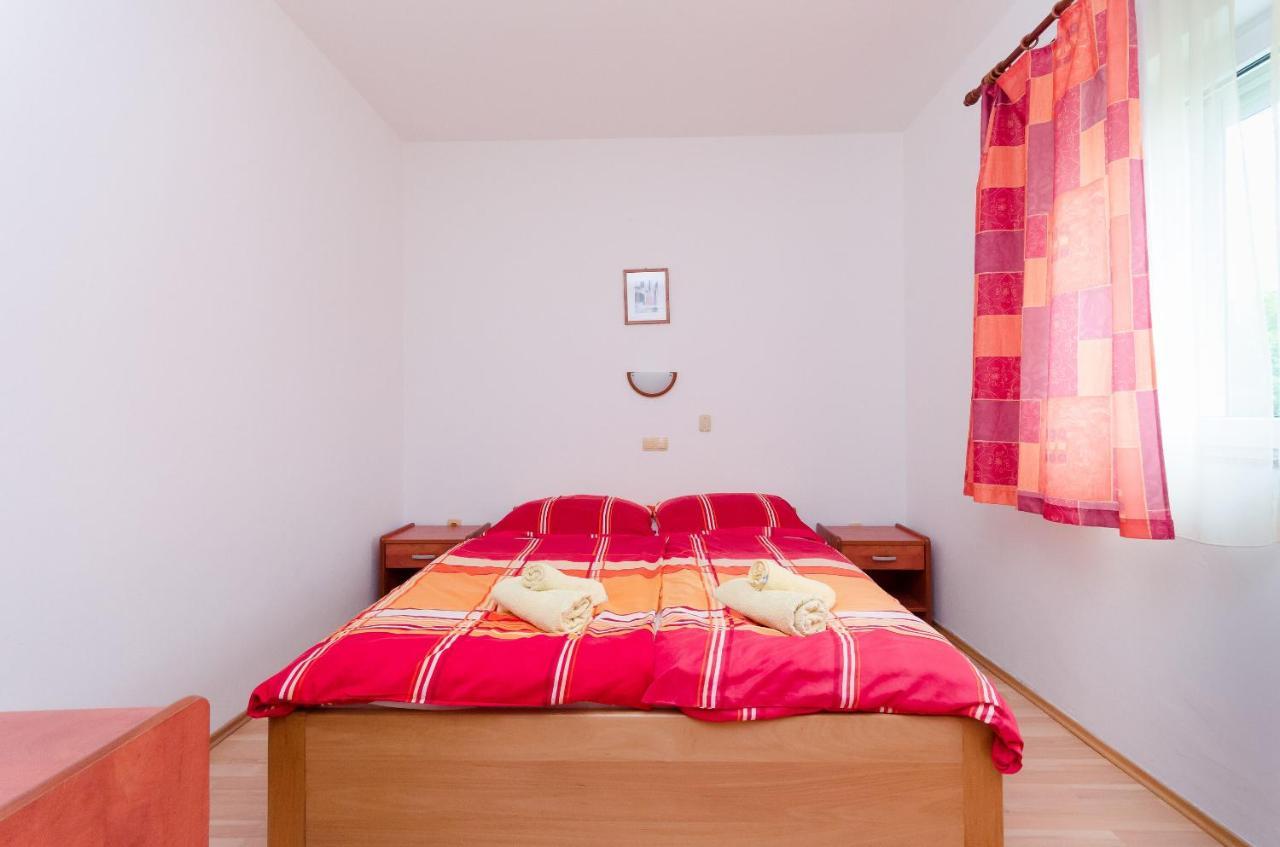 לופאר Apartments And Room Ljubica מראה חיצוני תמונה