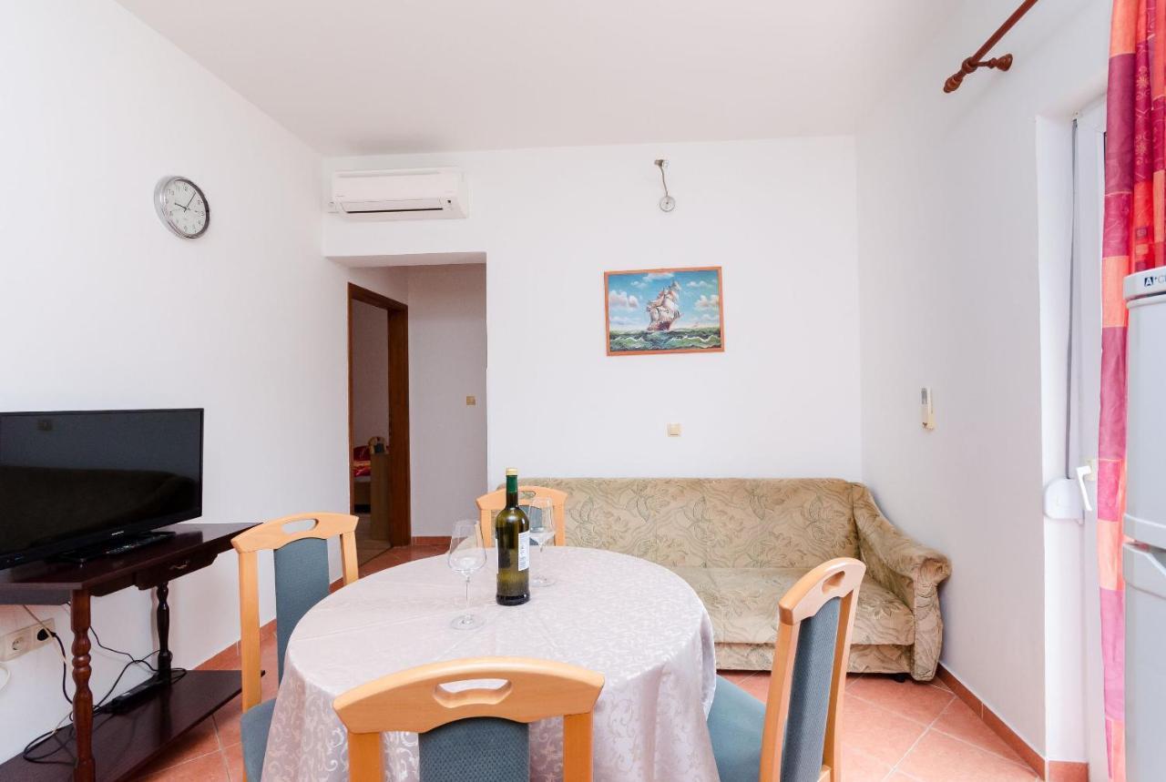 לופאר Apartments And Room Ljubica מראה חיצוני תמונה