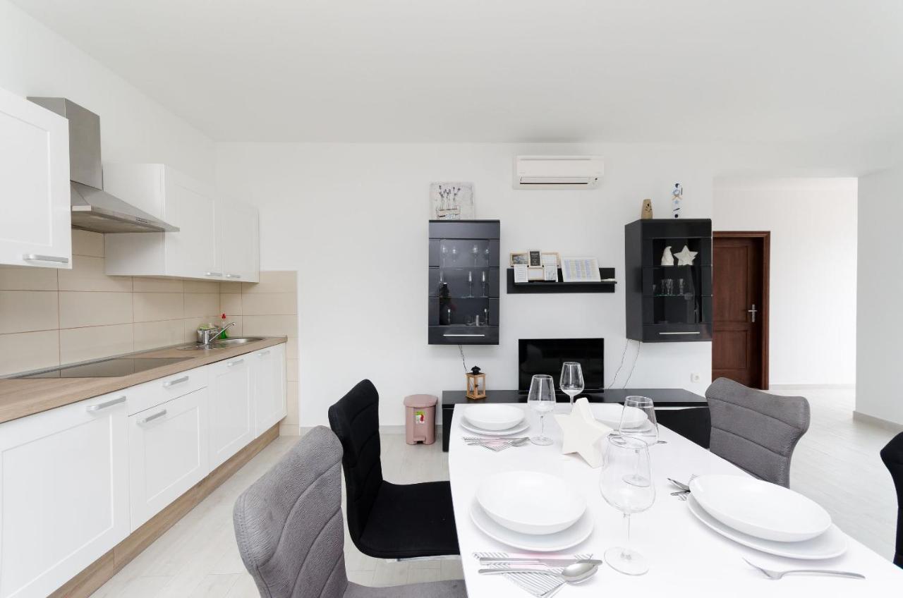 לופאר Apartments And Room Ljubica מראה חיצוני תמונה