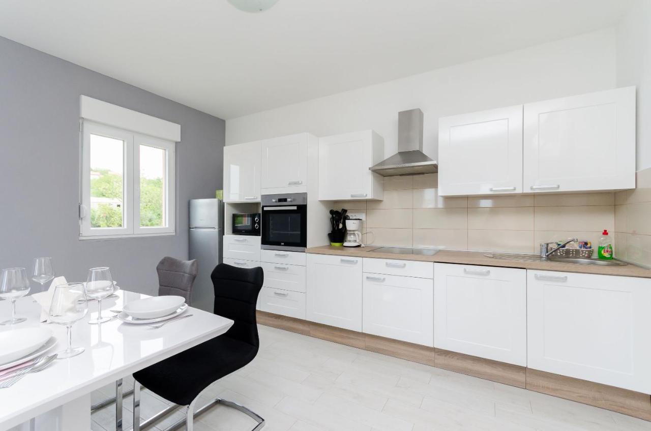 לופאר Apartments And Room Ljubica מראה חיצוני תמונה