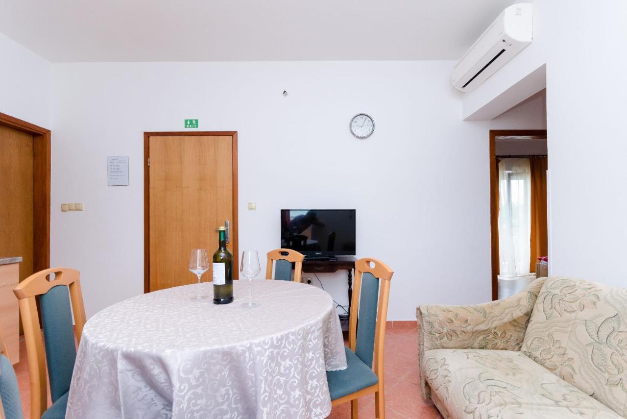 לופאר Apartments And Room Ljubica מראה חיצוני תמונה